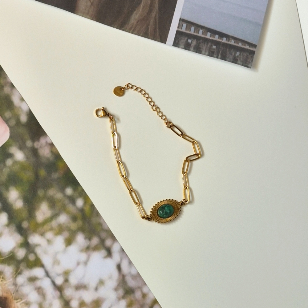 Elegant Gold Bracelet with Green Accent